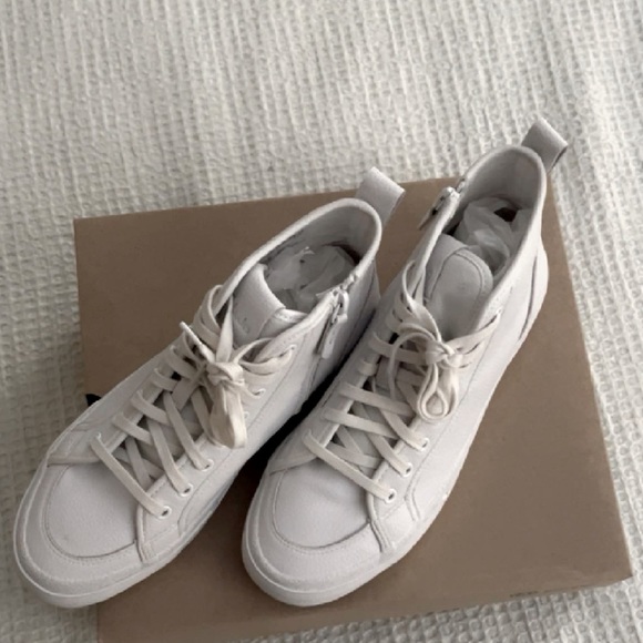 Off white CLARKS sneakers 🤍 - Picture 3 of 6